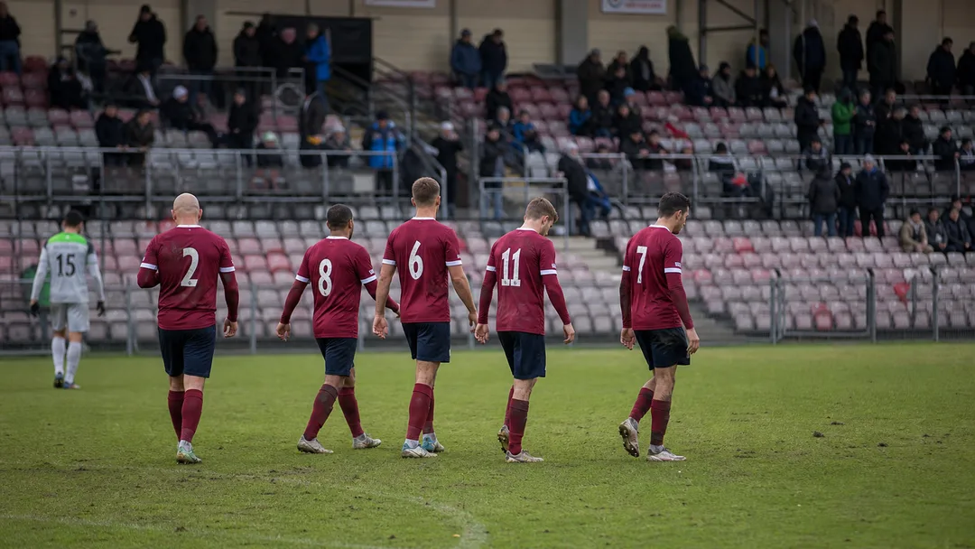 Fotbollsspelare på väg av planen efter en match