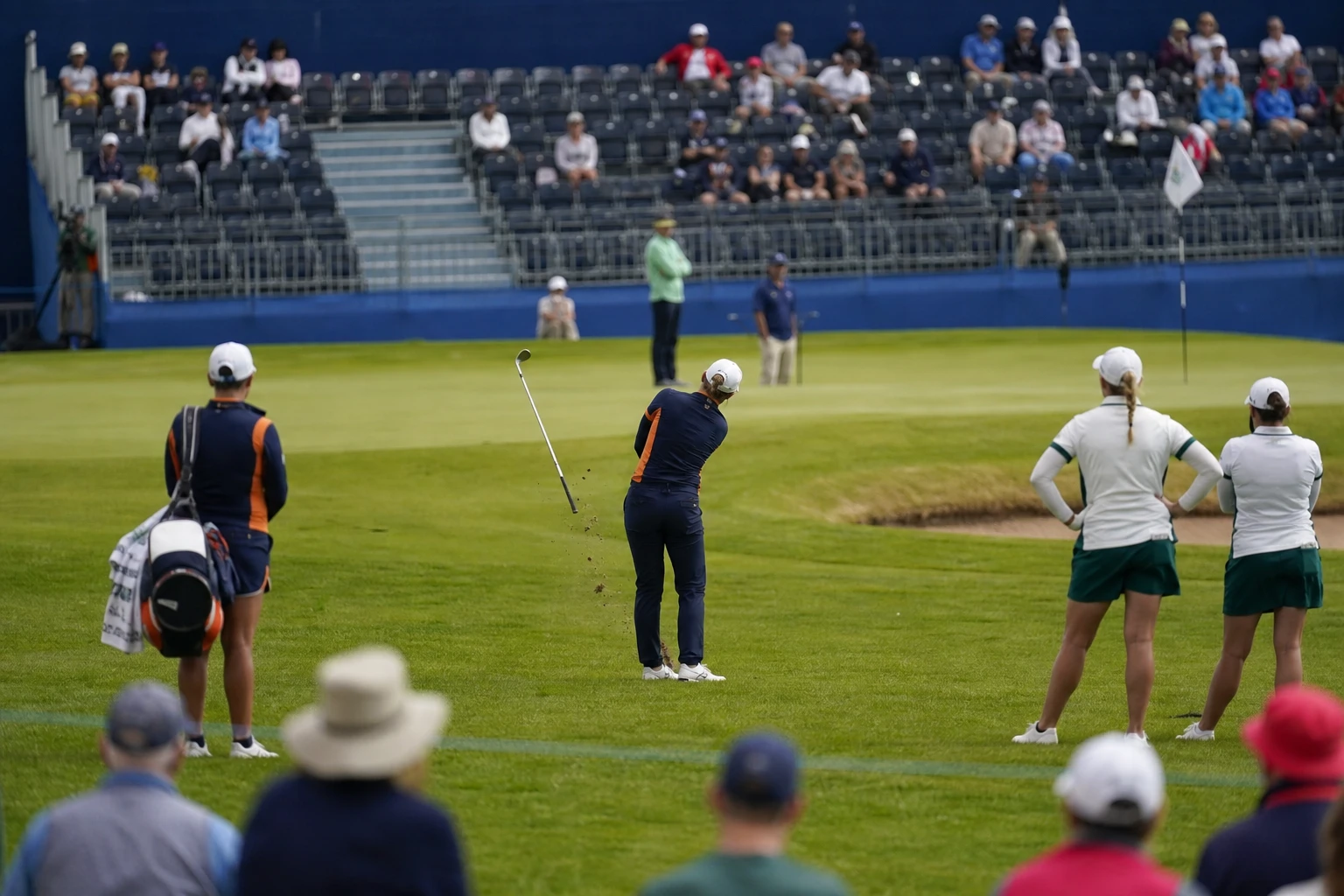 Två lag med kvinnliga golfare vid en green på en nederländsk hedlandsbana.
