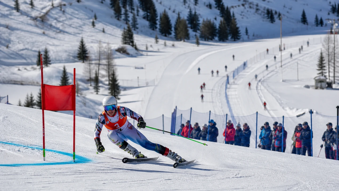 Utrustning för flera olympiska vintersporter vid en alpin arena.