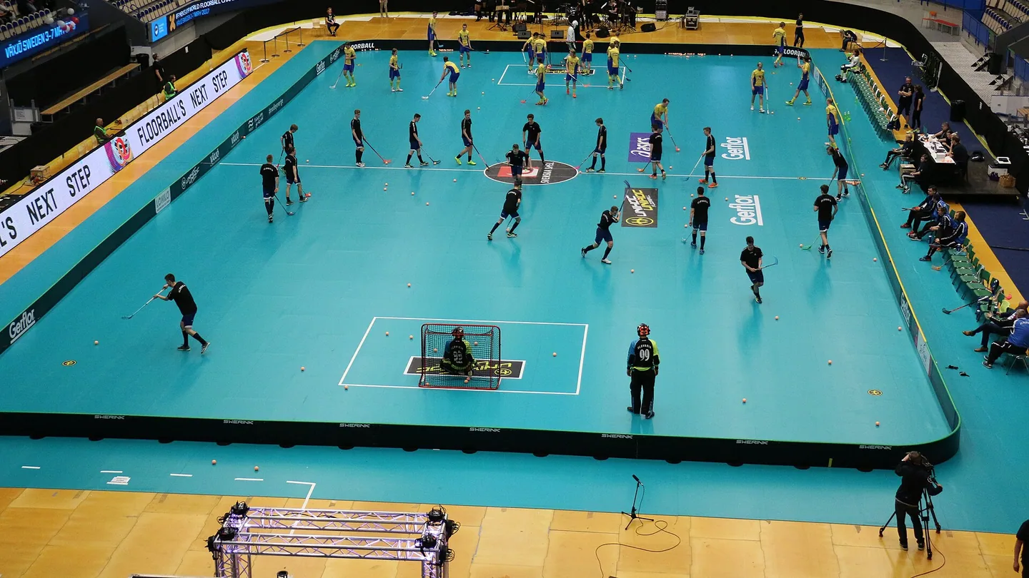 Sverige och Slovakien värmer upp inför en match i U19-VM i innebandy 2017 i Vida Arena i Växjö.