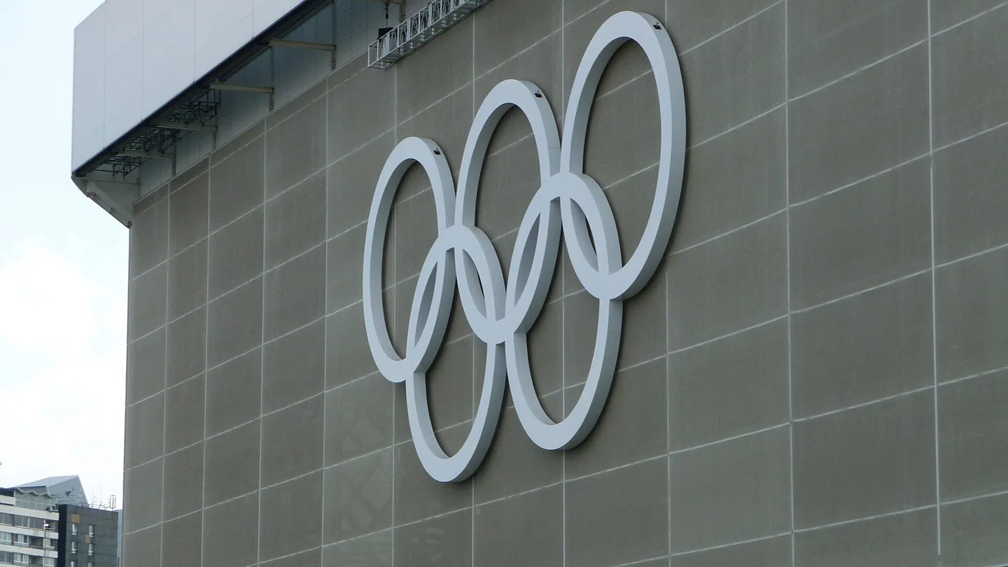 De olympiska ringarna framför olympiastadion i London 2012.